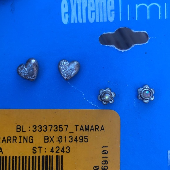 Bundle Lot 2 Metal Stud Earrings Heart Flower - Picture 2 of 4